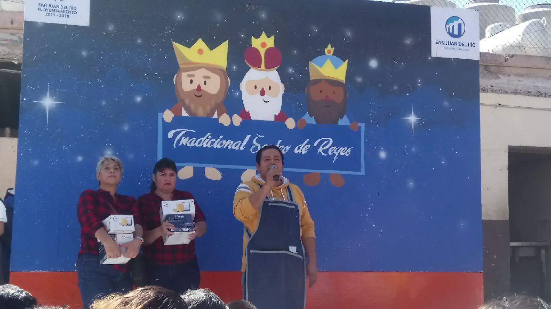 Se realizó la tradicional rifa de Día de Reyes en el mercado Reforma.